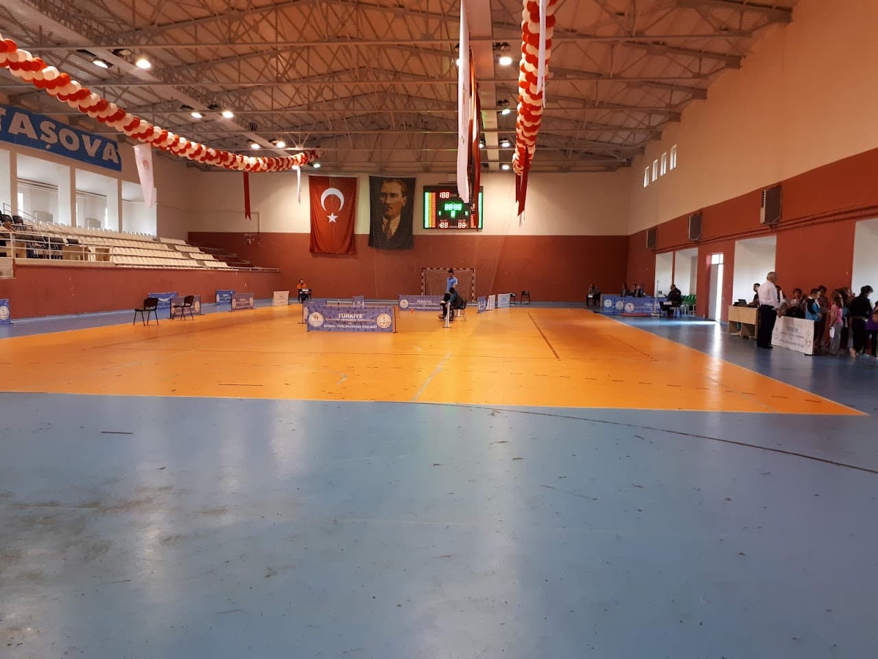 Taşova Spor Salonu 4