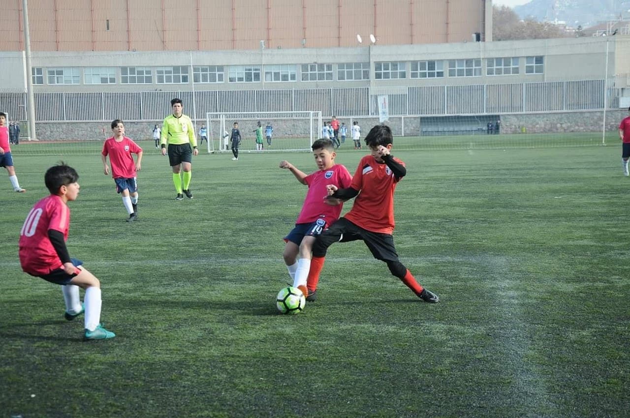 MAMAK ANKARA CİTY FUTBOL AKADEMİSİ (5-19 yaş kayıt) Lisanslı resmi maçlarda oyna 3