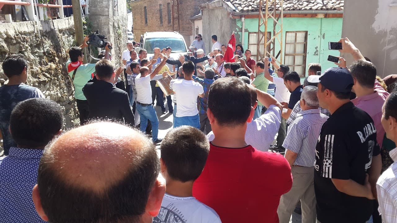 Kaymakam Osman Sarı Halı Sahası 5