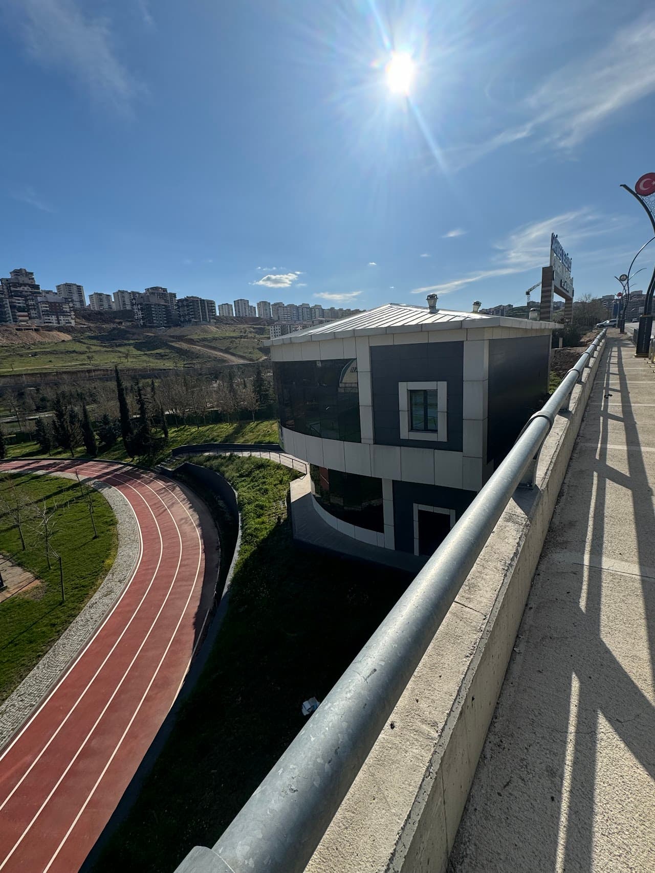 VADİ CAFE HALI SAHA TENİS SPOR KOMPLEKSİ 2