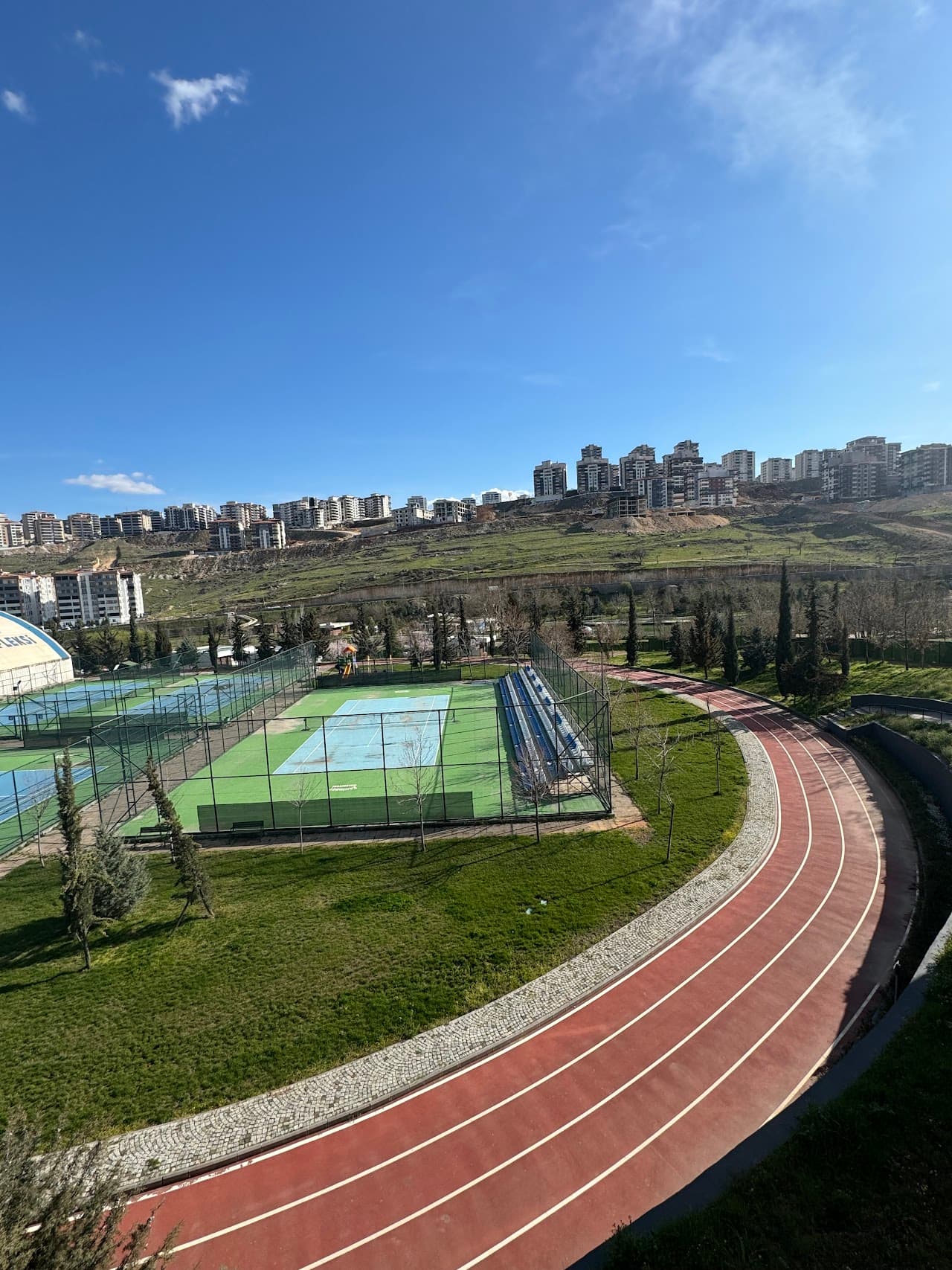 VADİ CAFE HALI SAHA TENİS SPOR KOMPLEKSİ 3