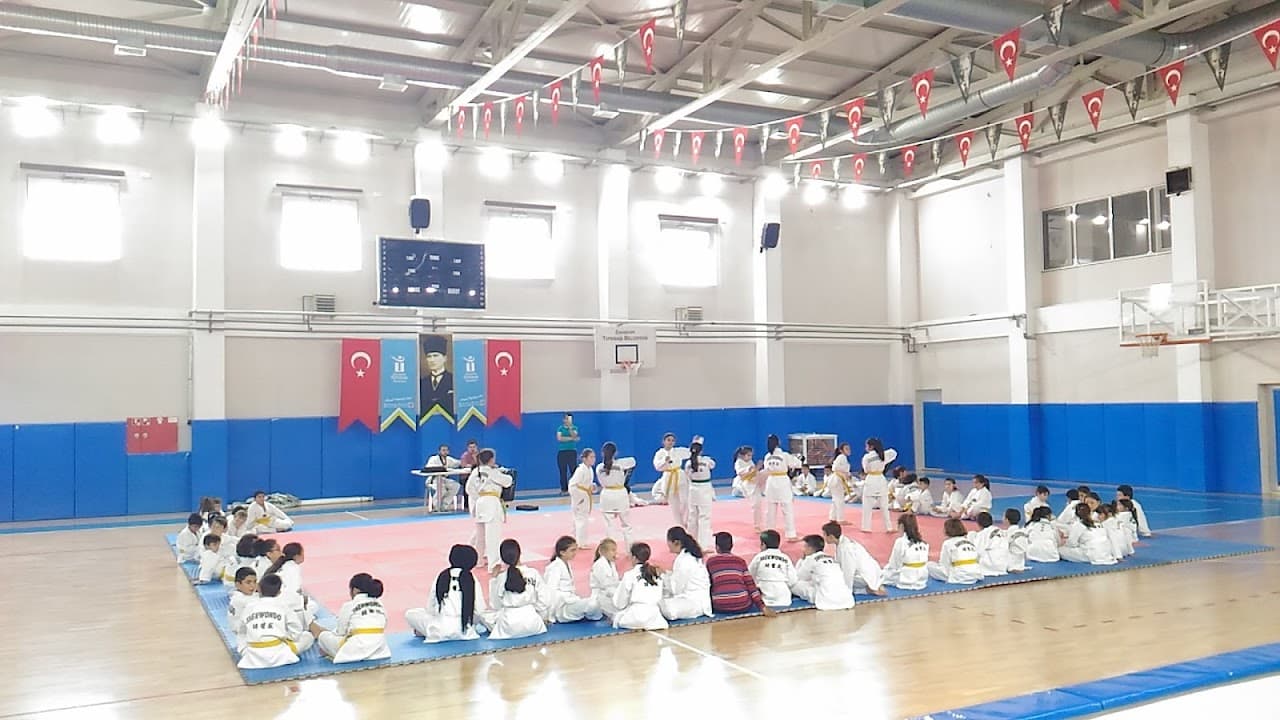 Tepebaşı Belediyesi Yunus Emre Spor Kompleksi