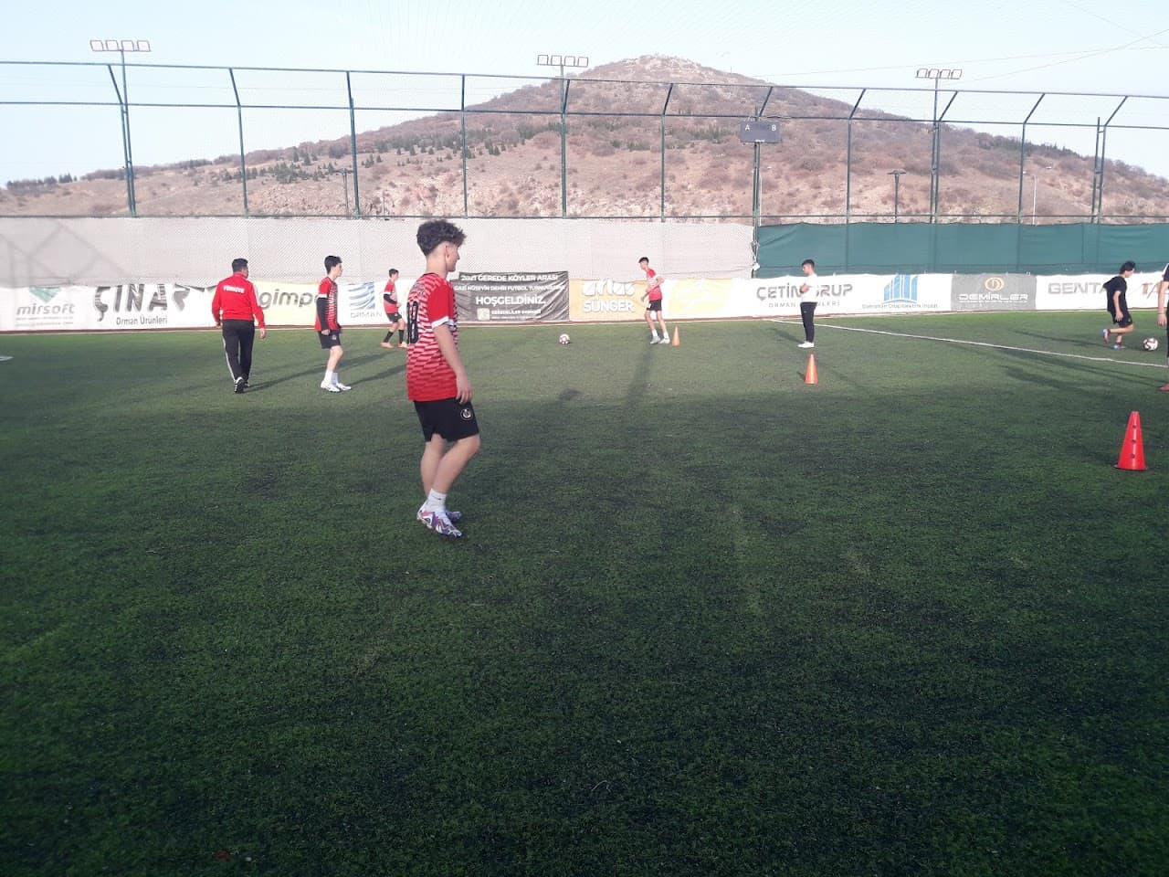 Karapürçek Barış Pınarı Parkı Halı Saha 4