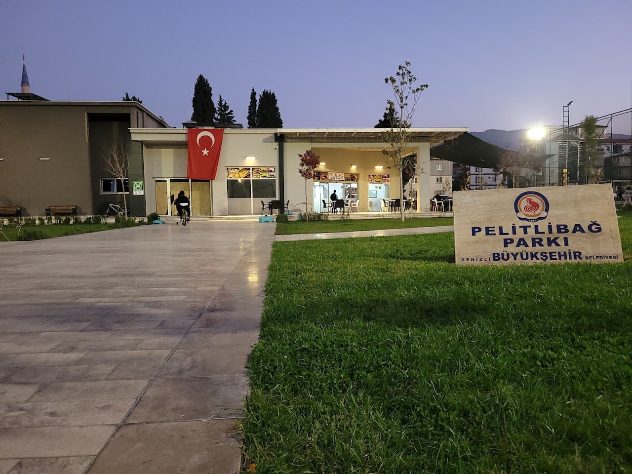 Pelitlibağ halı saha park kafe 4