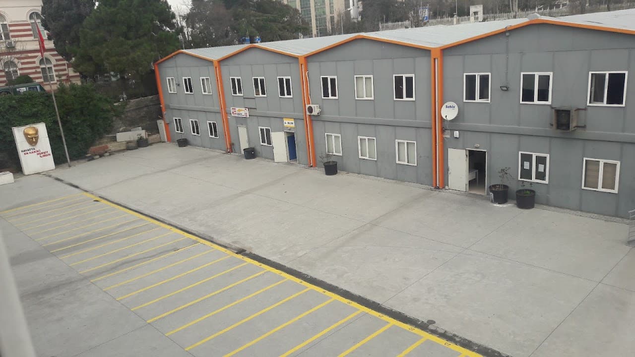Şişli Endüstri Meslek Lisesi Halı Sahası 2