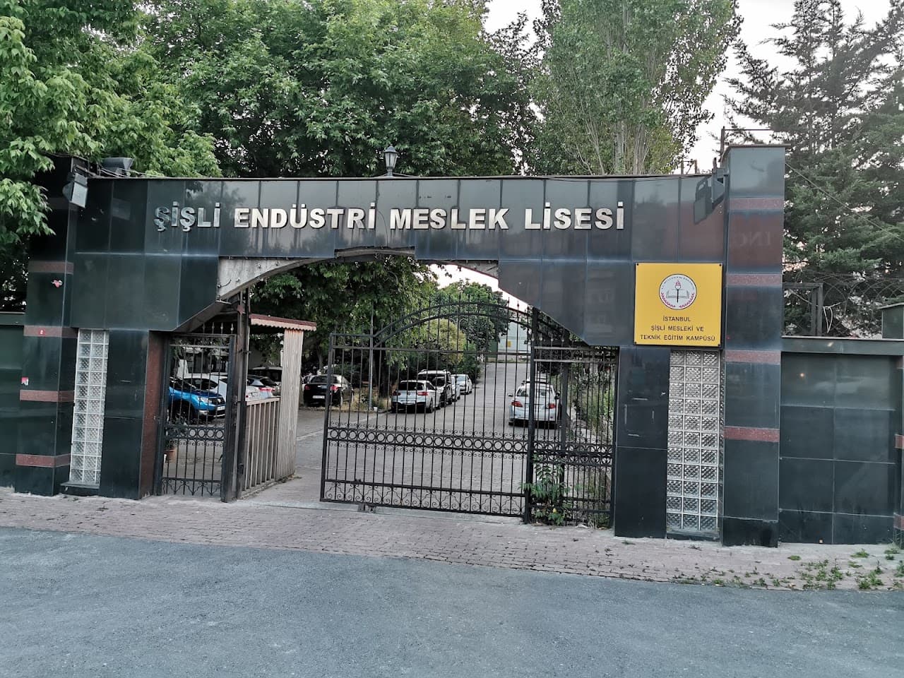 Şişli Endüstri Meslek Lisesi Halı Sahası 4
