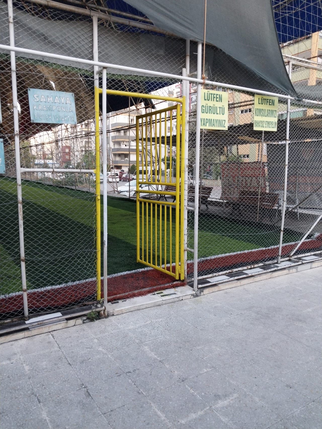 Metro Kapalı Halı Saha 3