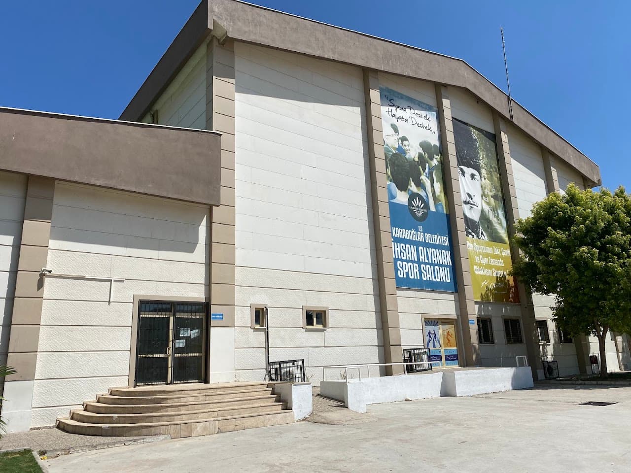 İhsan Alyanak Kapalı Spor Salonu 4