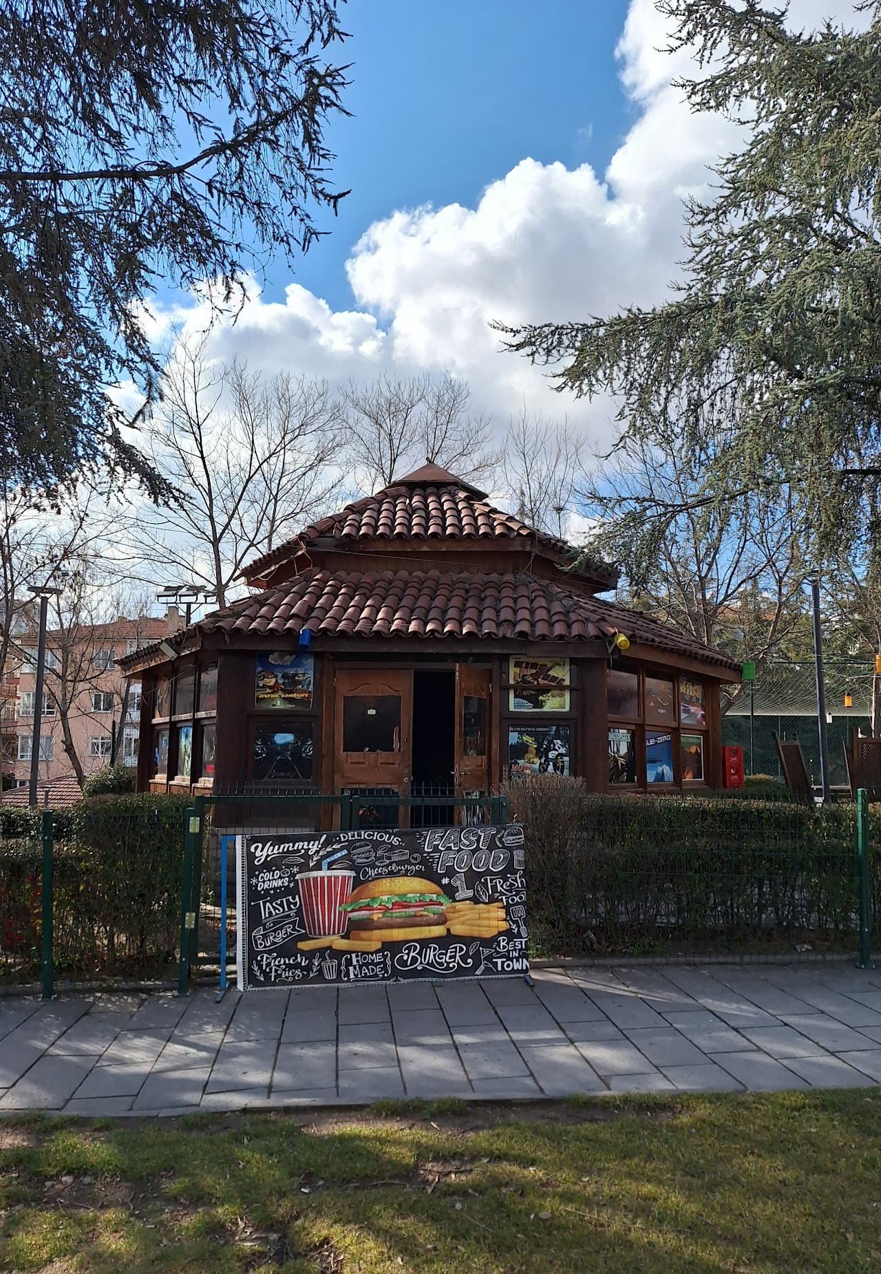KEÇİÖREN GÖKÇEK PARKI HALI SAHA TESİSİ 4