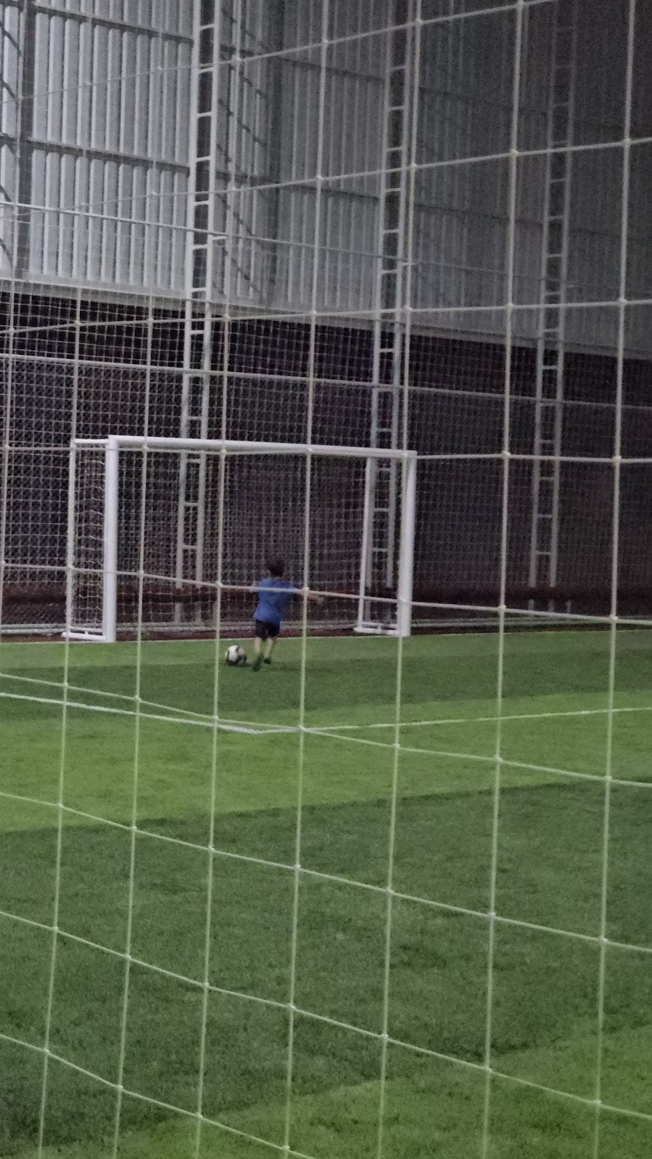 RÖVANŞ HALI SAHA VE SPOR KOMPLEKSİ 4