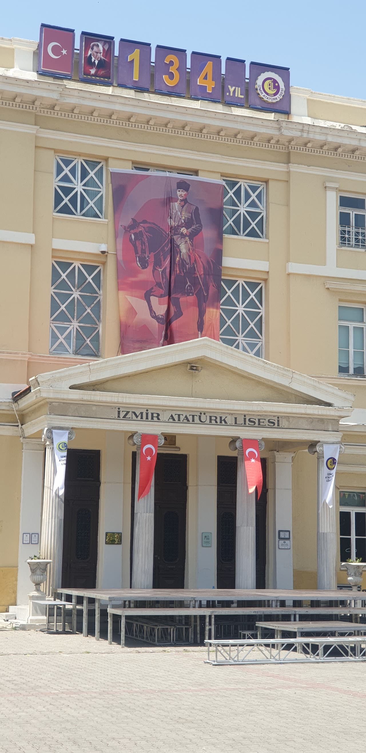 İzmir Atatürk Lisesi Futbol Sahası 2