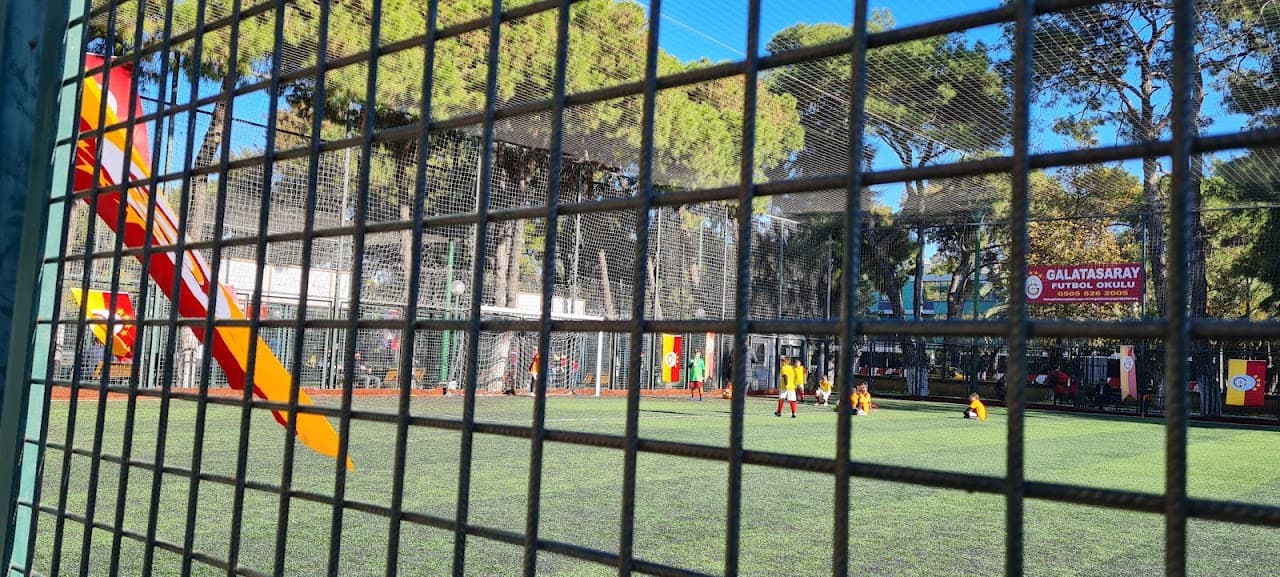 İzmir Atatürk Lisesi Futbol Sahası 3