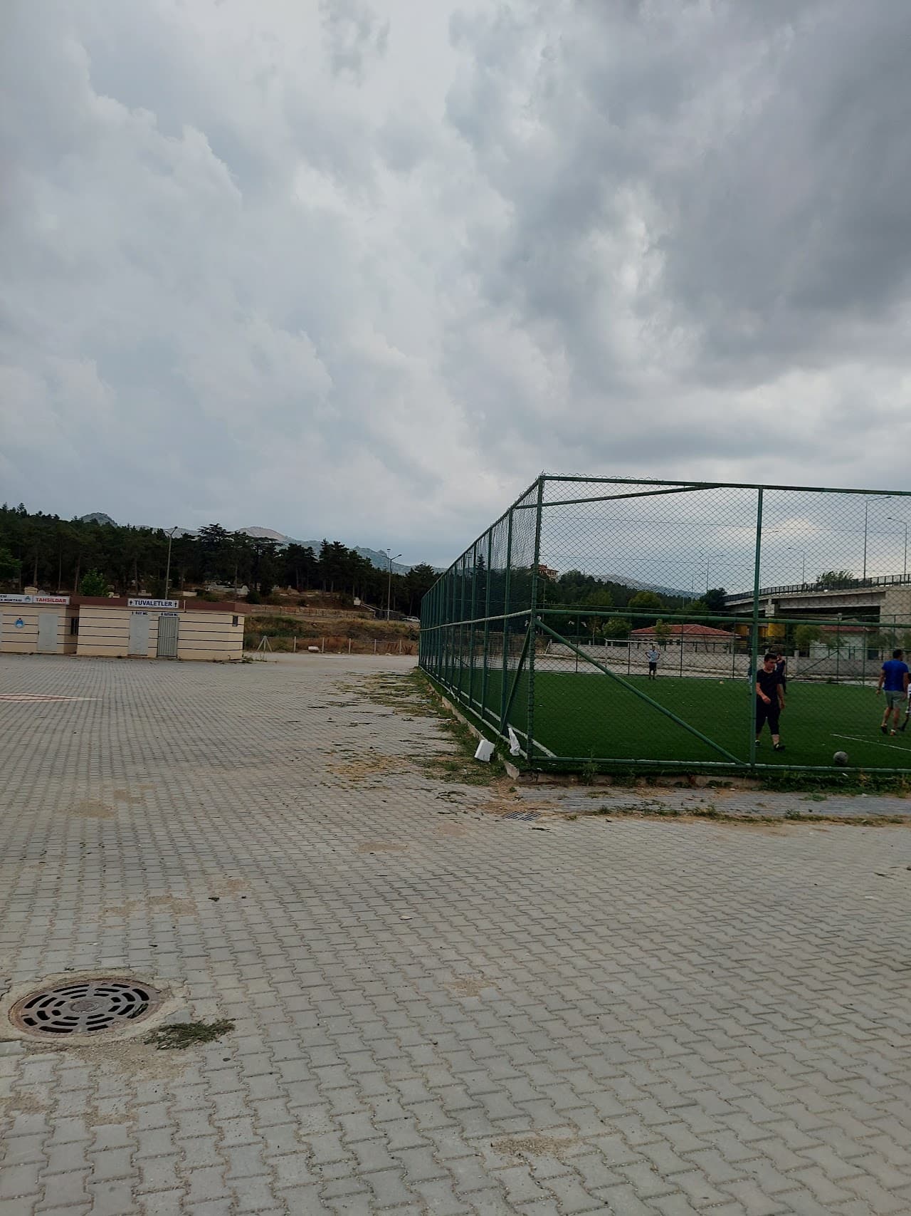 Veysel eroğlu parkı halı sahası