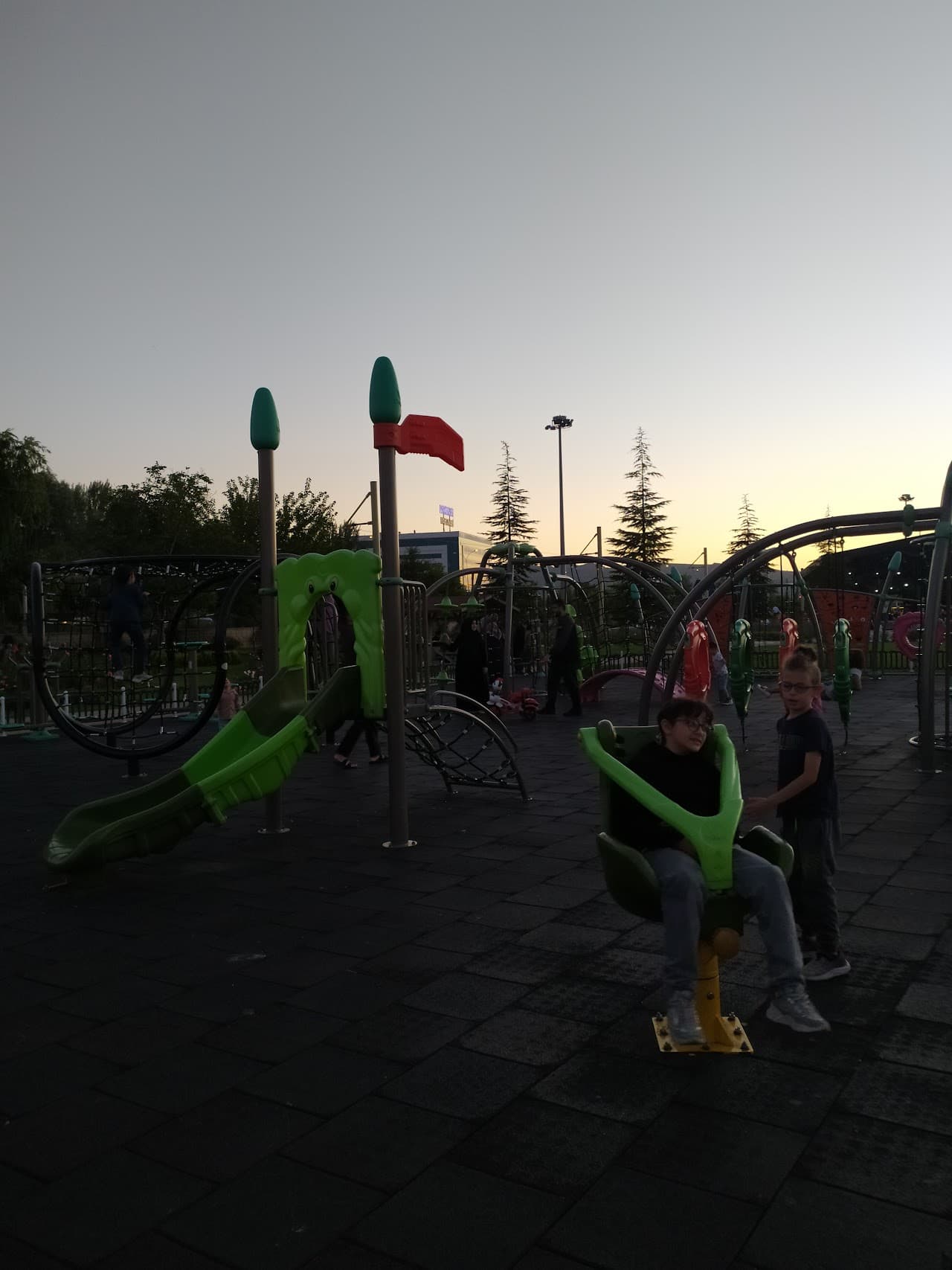 Veysel eroğlu parkı halı sahası 4