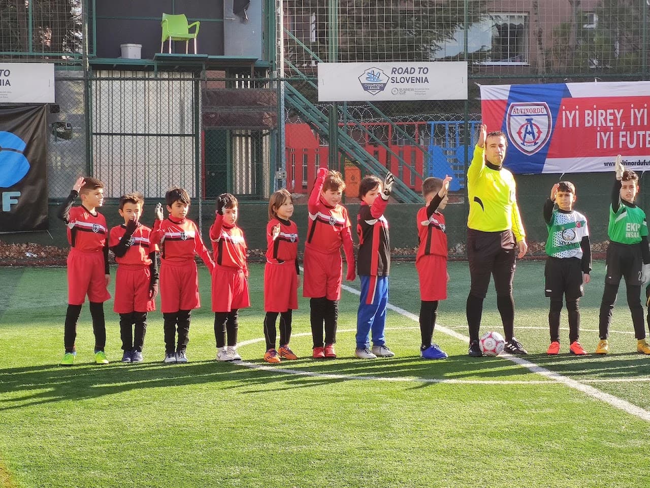 Yüzüncü Yıl saklı bahçe halı saha 2