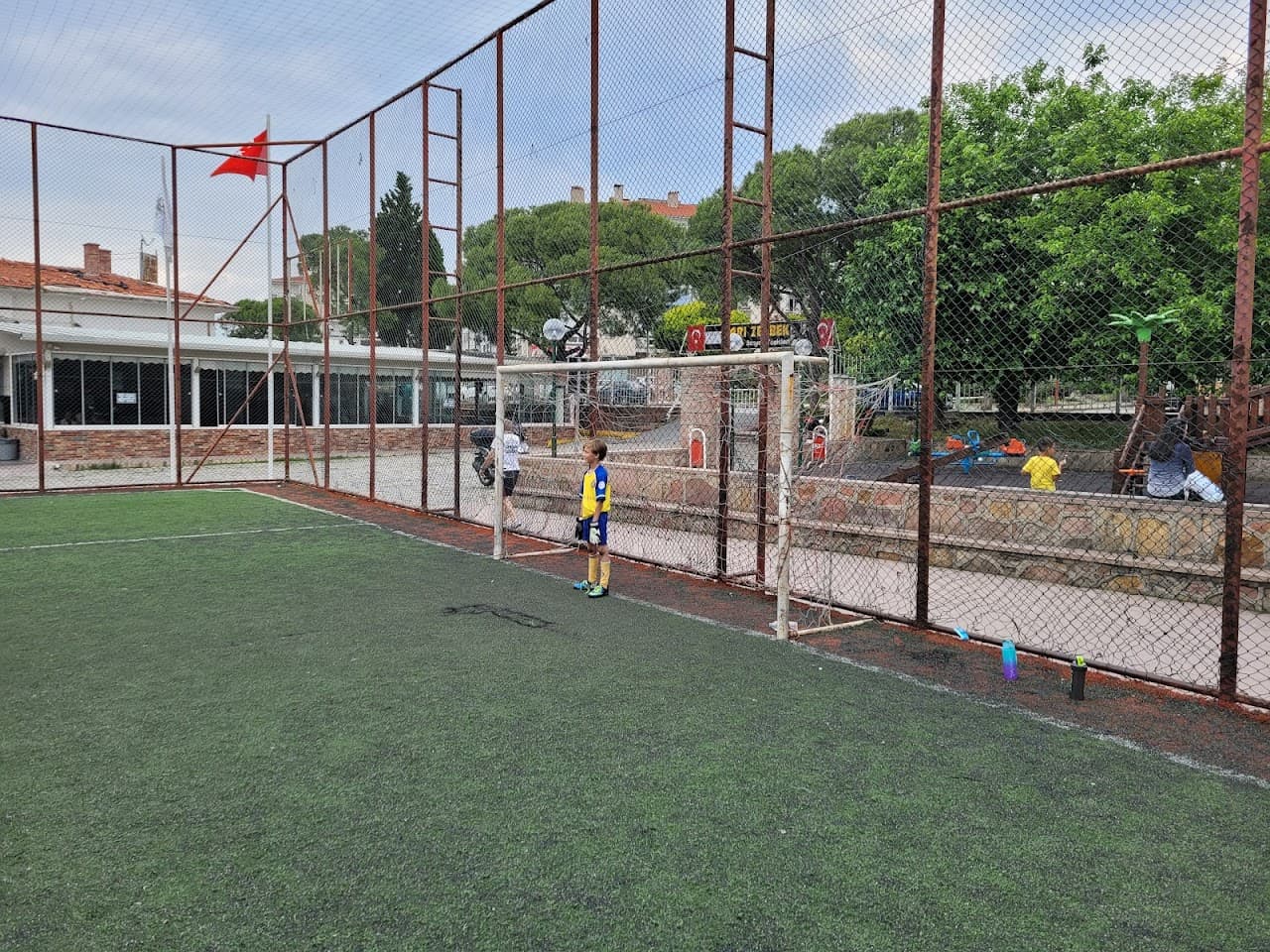 Sarı Zeybek Spor Tesisleri Halı Saha 3