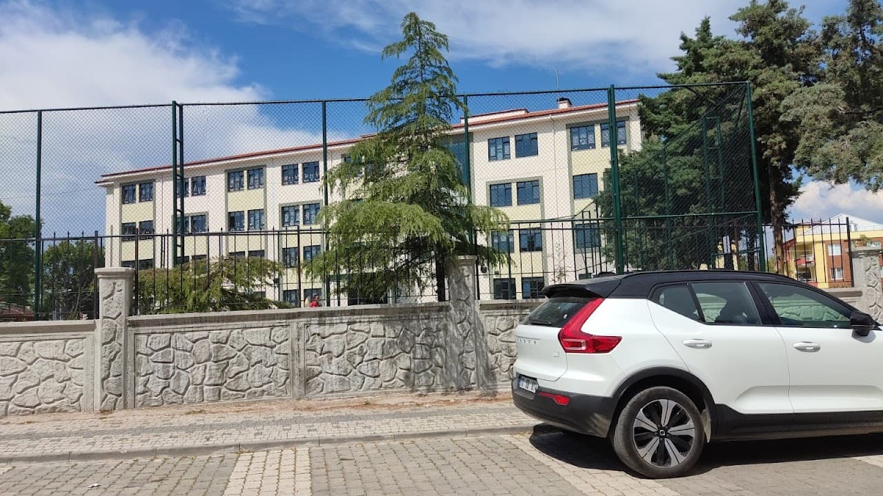 Hatice Fahriye Eğinlioğlu İlköğretim Okulu Halı Saha 2