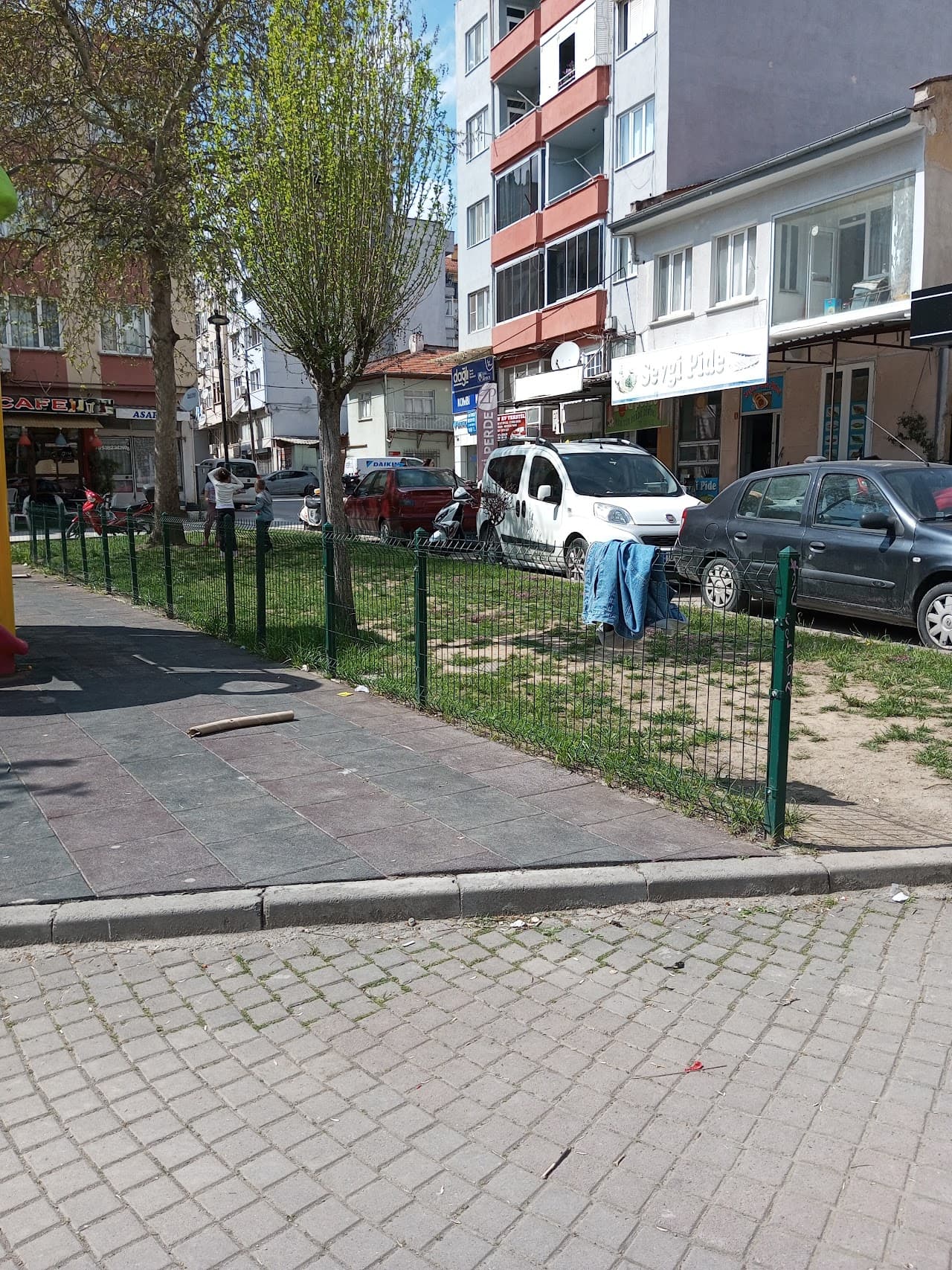 Karesi Veysel Çifçi Parkı Futbol Halısaha Yeri 2
