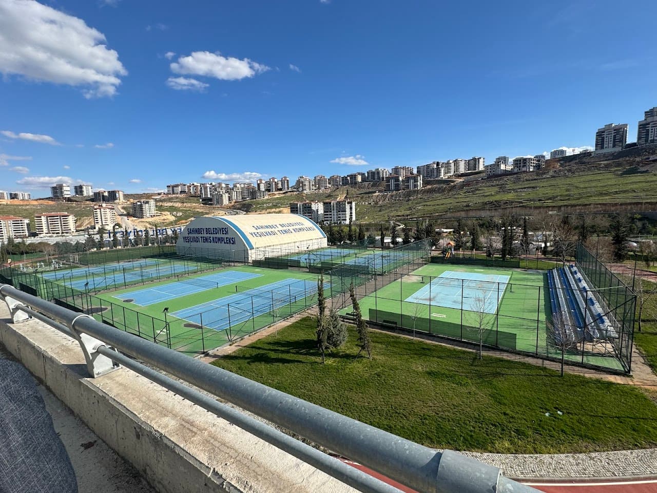 VADİ CAFE HALI SAHA TENİS SPOR KOMPLEKSİ