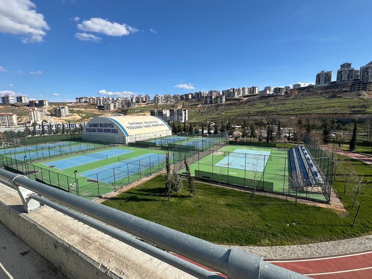 VADİ CAFE HALI SAHA TENİS SPOR KOMPLEKSİ 4