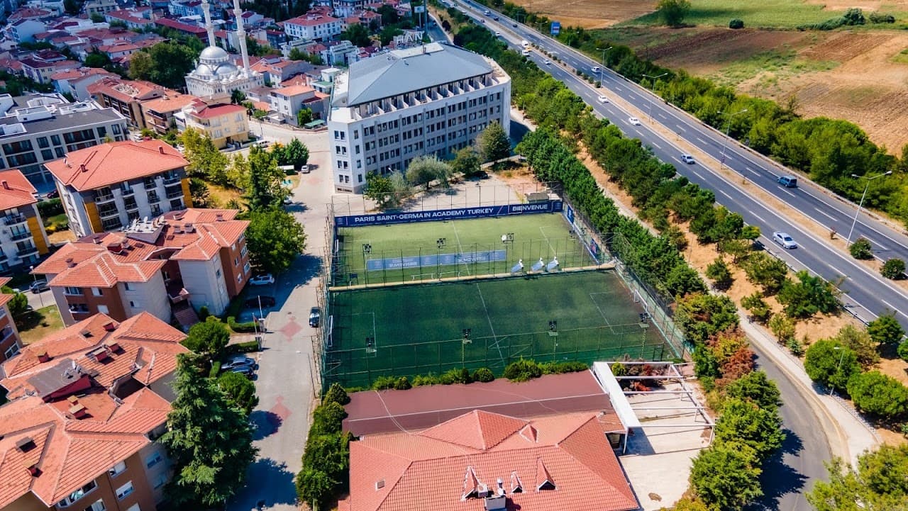DEĞİRMENALTI BAHÇE HALI SAHA