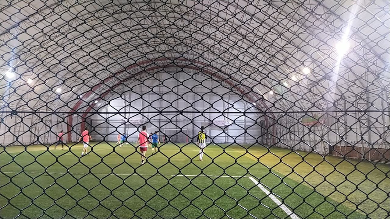 Kırmızı beyaz halı saha