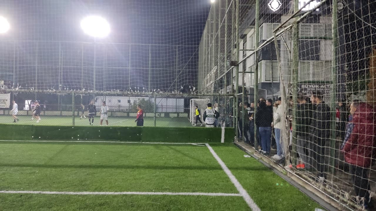 10 numara Mazhar Zorlu halı saha tesisileri 2