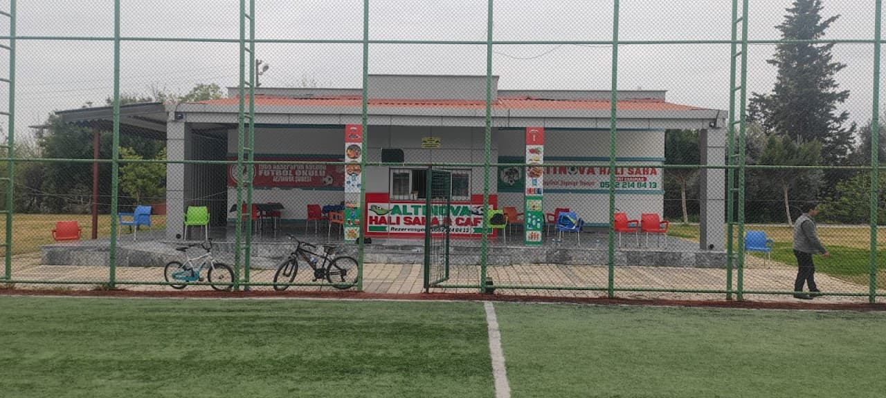 Altınova Ferit Halı Saha & Kafe 4
