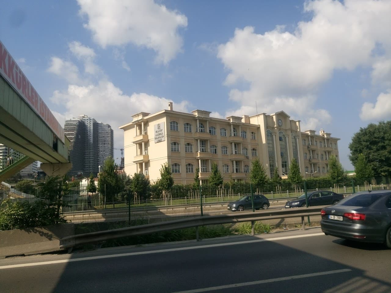 Yeni Salı Pazarı Halı Sahası