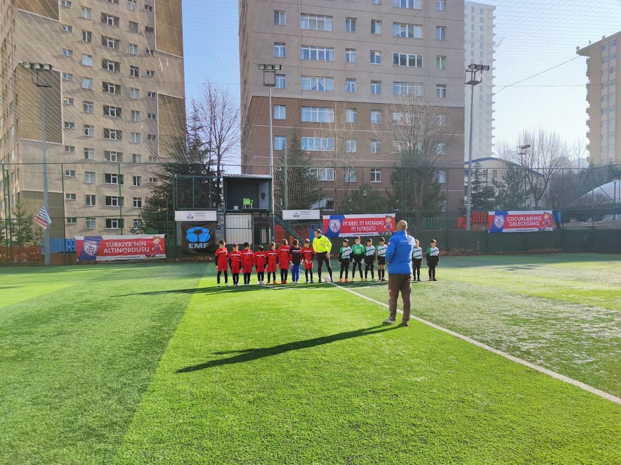 Yüzüncü Yıl saklı bahçe halı saha