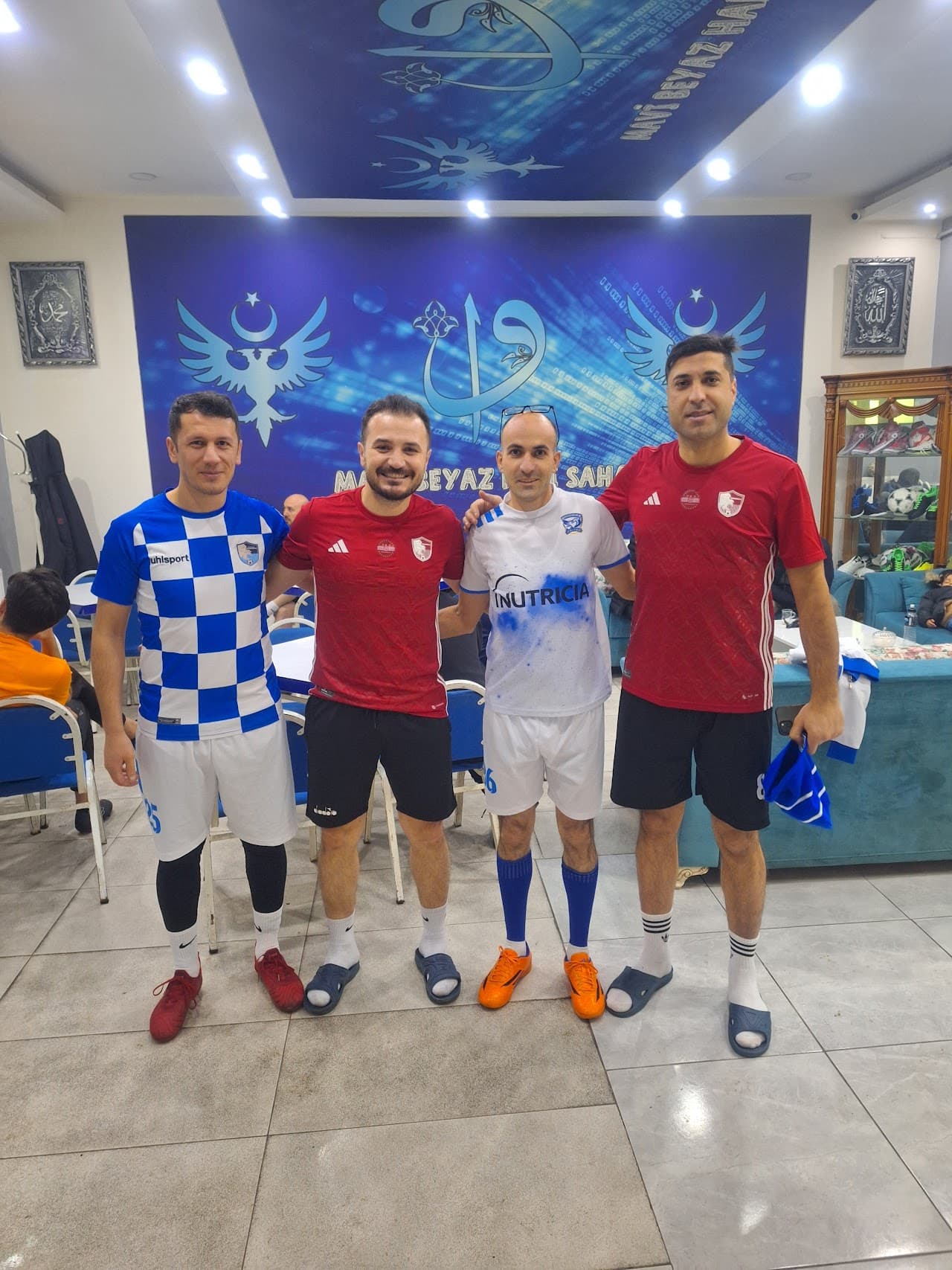 Mavi Beyaz Halı Saha 5