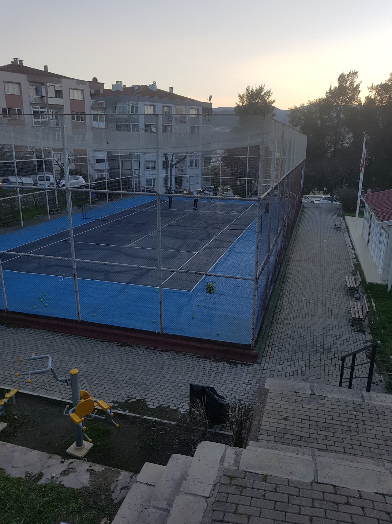 Karabağlar Belediyesi Basın Sitesi Tenis Kortu